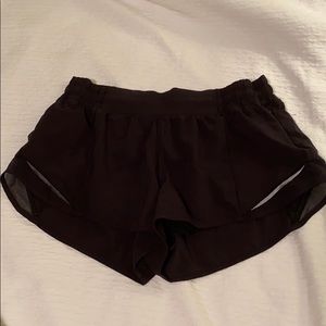 lululemon black hotty hot shorts 2.5” size 8